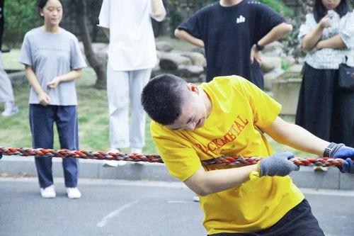 学生台上跳舞吃瓜,学生台上跳舞的欢乐瞬间